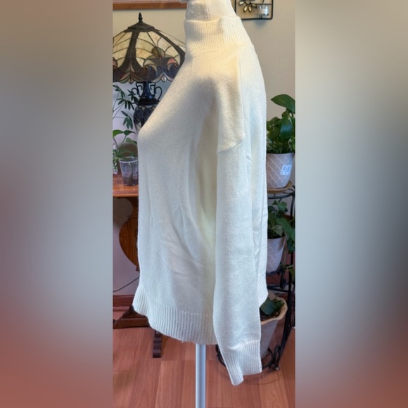 NWOT Women’s Winter Solid White Size Medium Long Sleeve Drop Shoulders Sweater - Picture 13 of 14